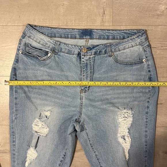 Light wash ripped jeans - Picture 4 of 5